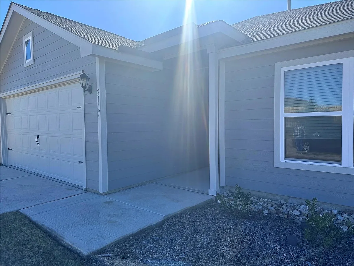 Building Photo - 2117 Carbon Dr