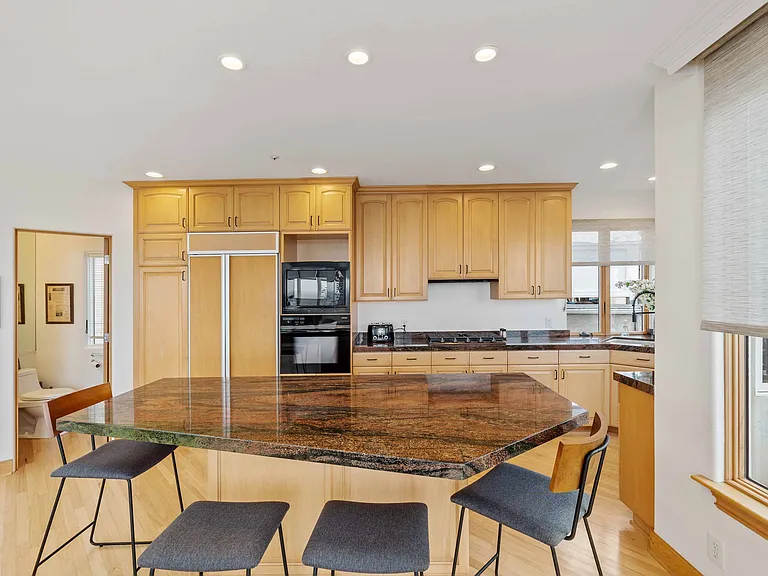 121 Marine Pl — Photo 12