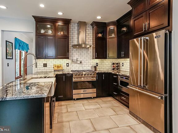 5th image of 212 Highland View Dr