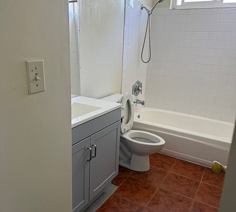 5th image of 6660 Woodman Ave APT 306