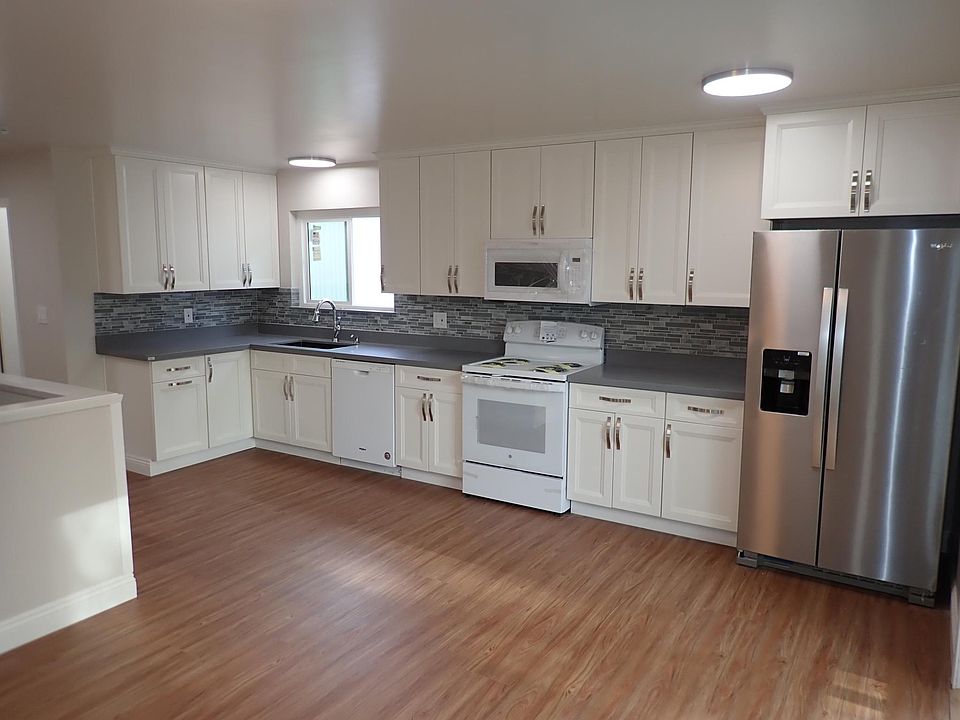 Newly Remodeled Modern Kitchen with Ice Maker.
