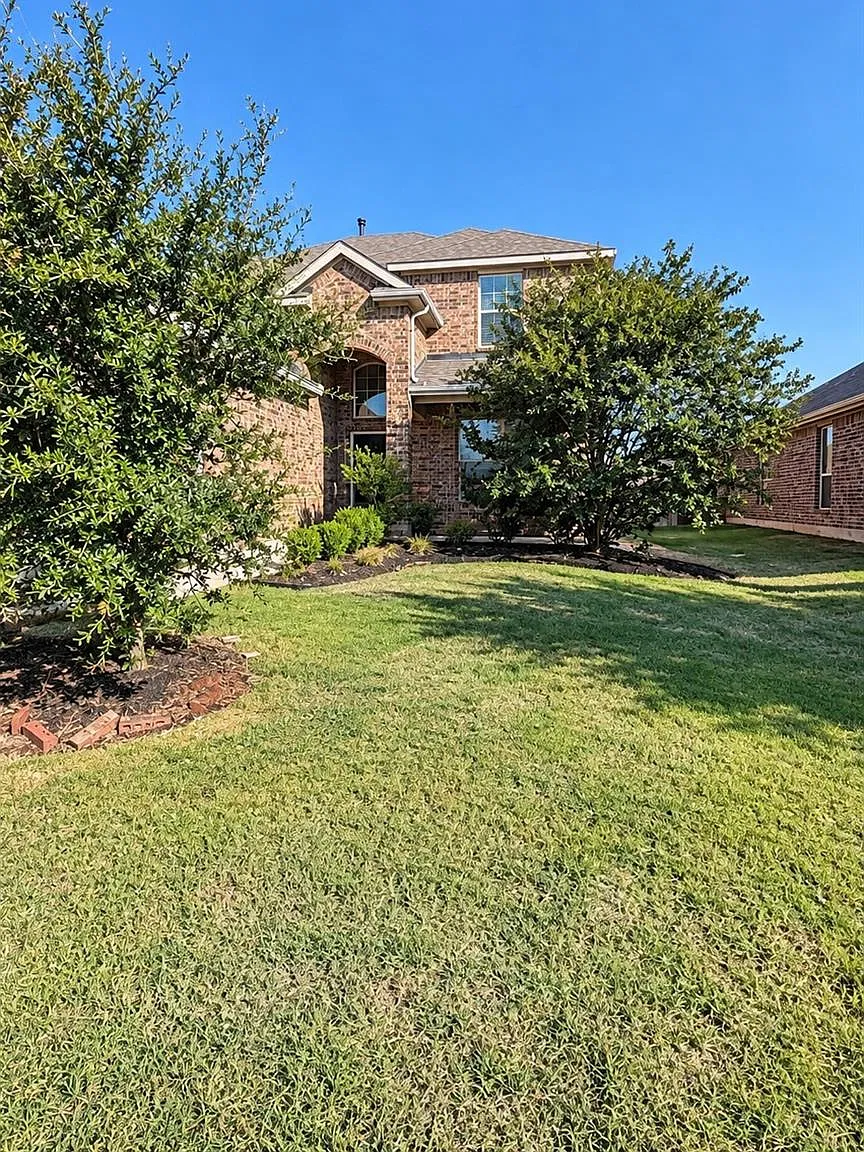 4 bed, 2.5 bath, 2541 sqft, $2,800 — Photo 2