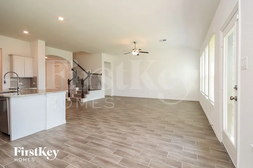 4 bed, 3.5 bath, 2841 sqft, $2,840 — Photo 3