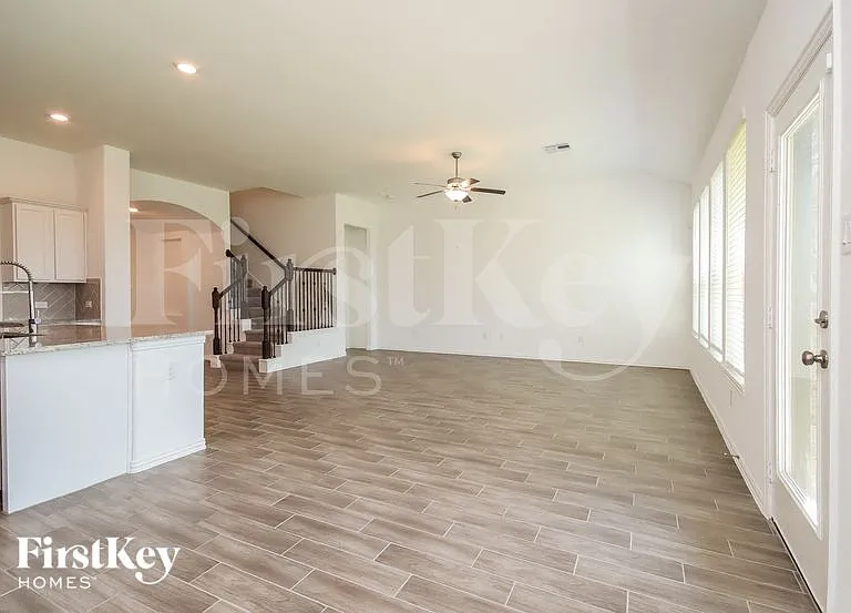 15122 Arlington Park Ave — Photo 3