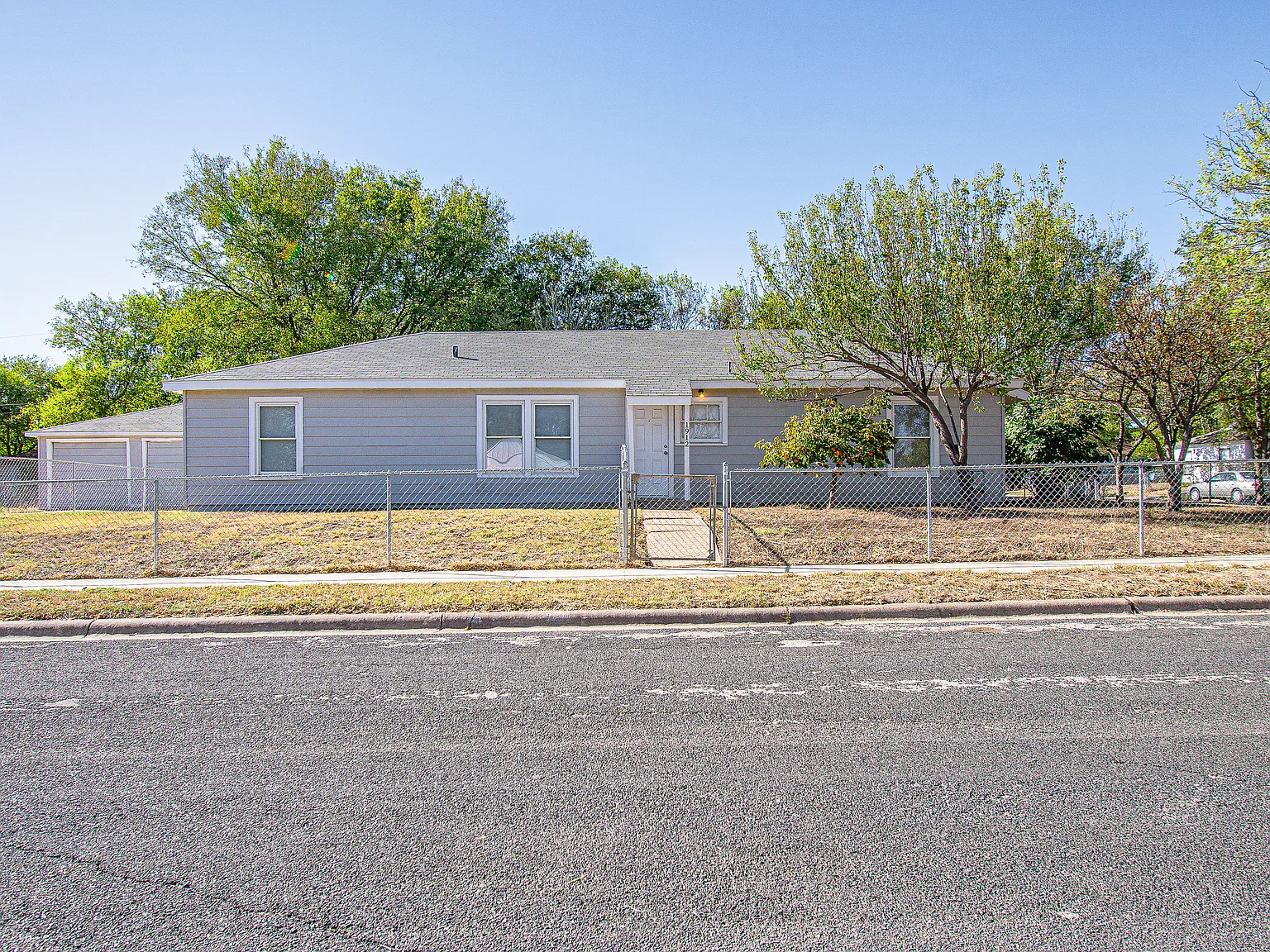 1912 Elkins Ave — Photo 2
