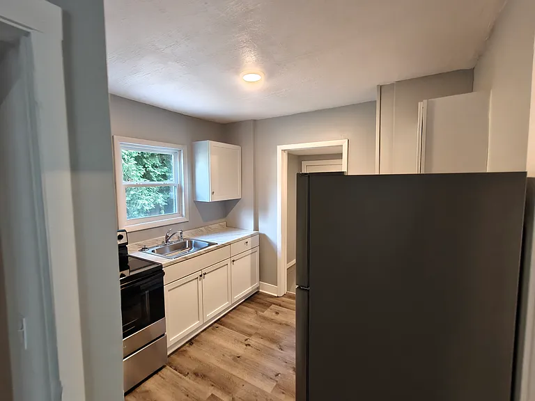 556 Chittenden St — Photo 8