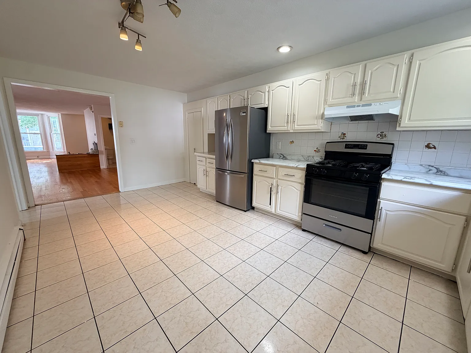6 bed, 3.5 bath, 2365 sqft, $5,000 — Photo 2