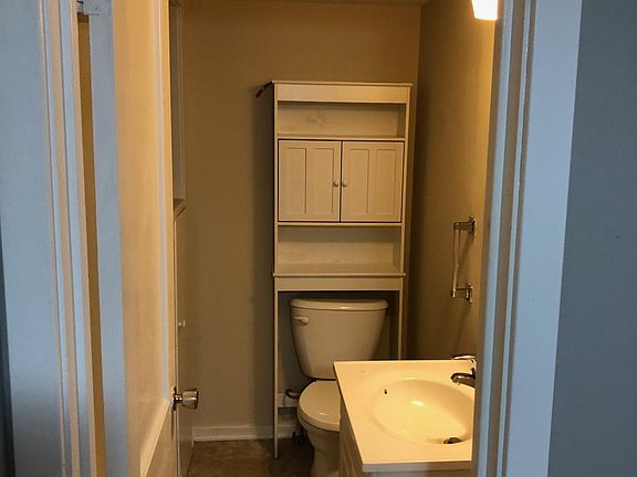 5th image of 712 W Elm St