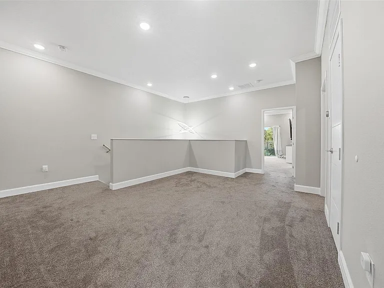 1927 Greenbriar Ter — Photo 26
