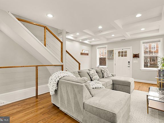 3rd image of 729 Roxboro Pl NW