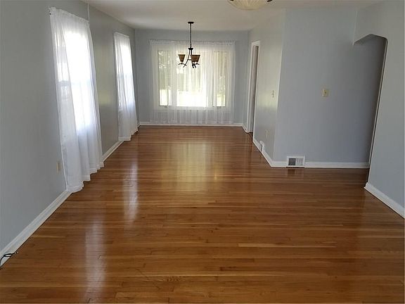 3rd image of 1017 Evergreen Dr