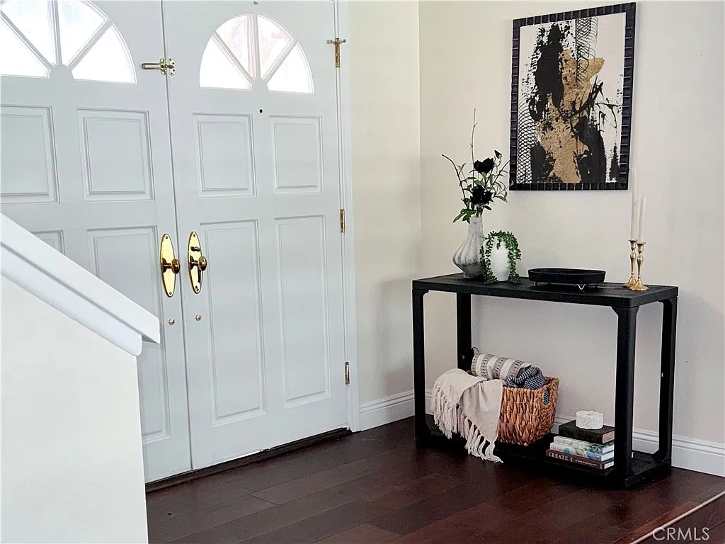 4 bed, 2464 sqft, $5,750 — Photo 2
