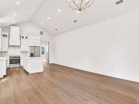 5th image of 1613 E Yonge St