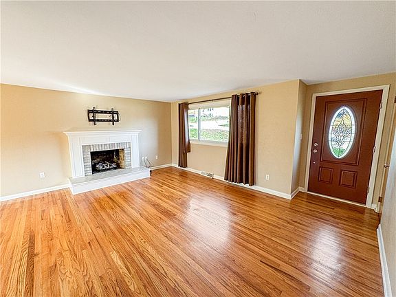 3rd image of 542 Florence Dr