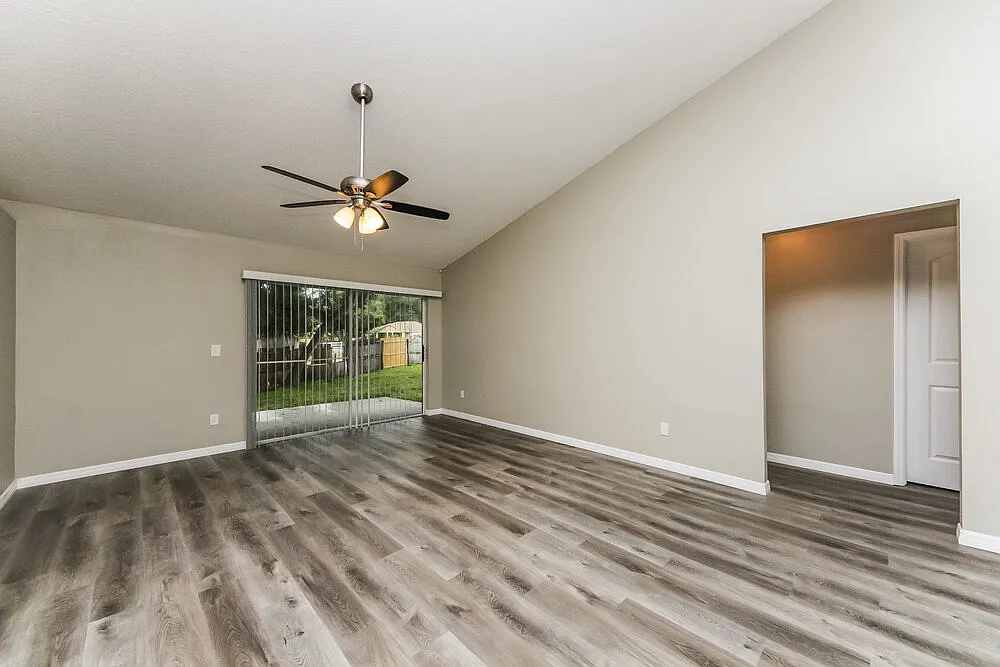 3 bed, 2.0 bath, 1408 sqft, $2,210 — Photo 4