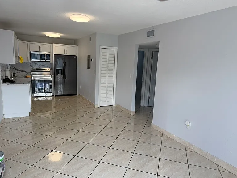 1330 SE 9th Ave #1 — Photo 3