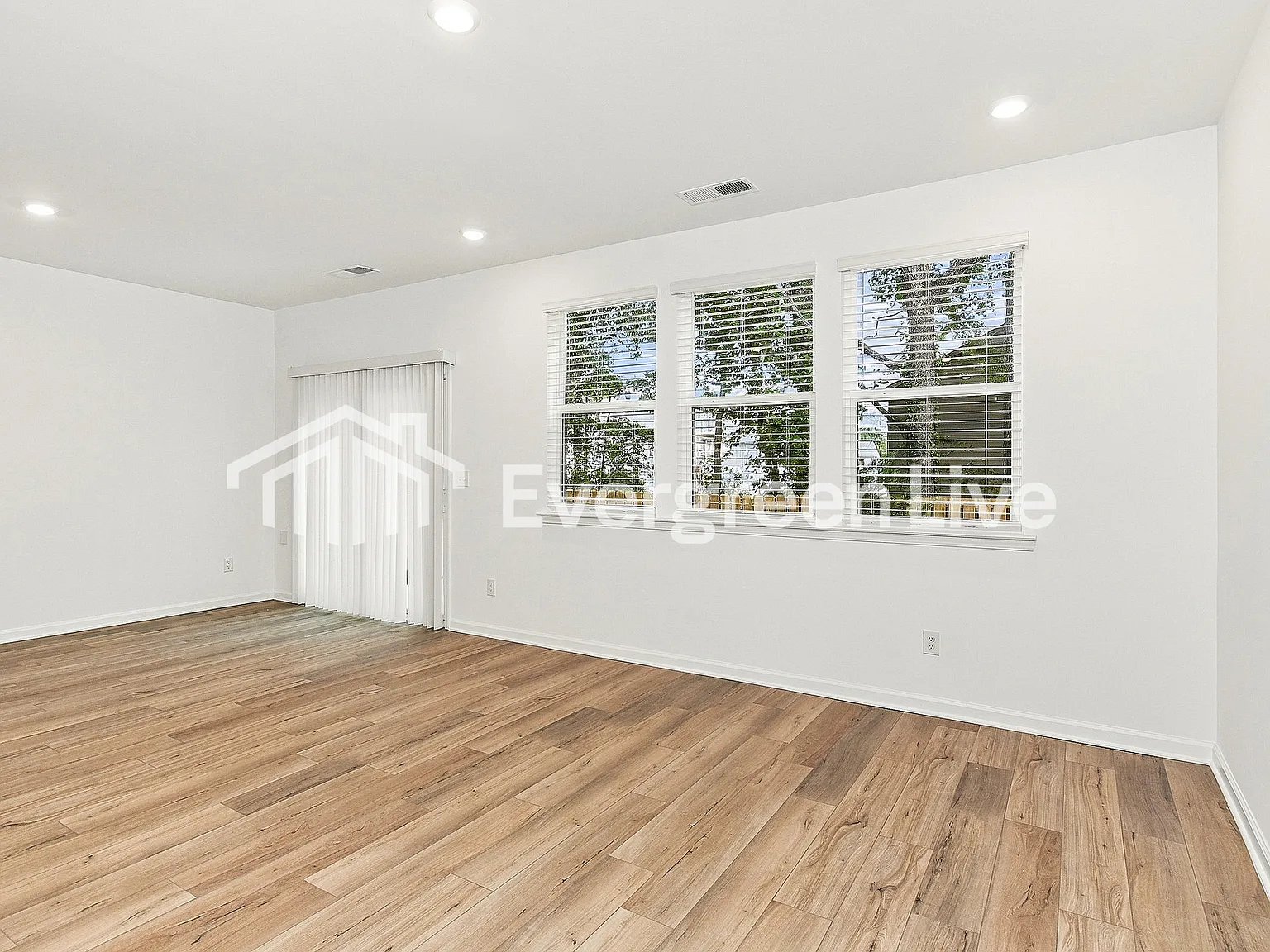 3 bed, 2.5 bath, 1831 sqft, $2,135 — Photo 3