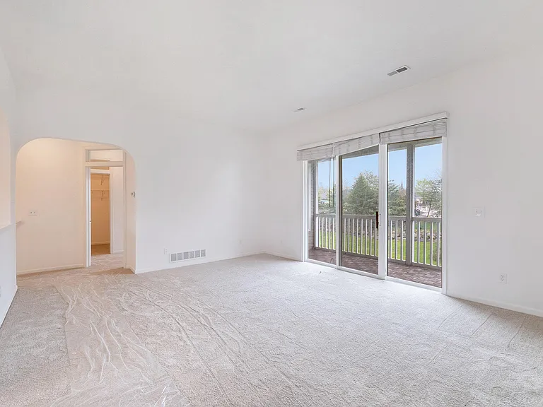 2925 N Knightsbridge Cir — Photo 5