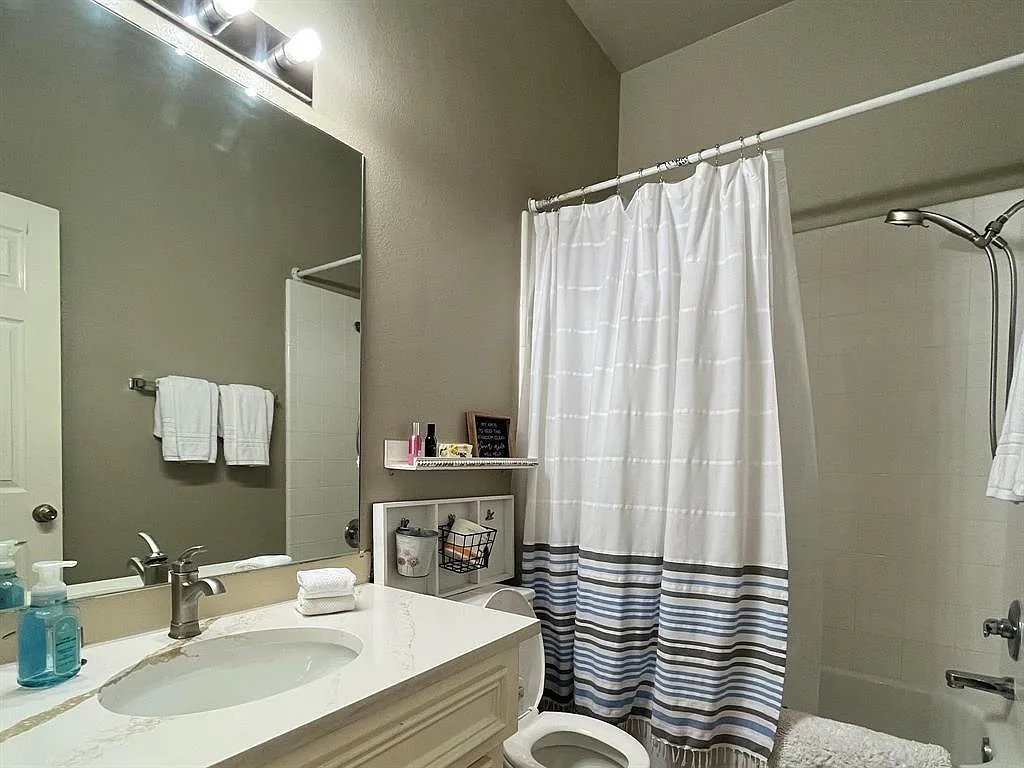 3 bed, 2.0 bath, 1848 sqft, $2,200 — Photo 3
