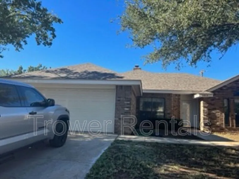 3 bed, 2.0 bath, 1857 sqft, $2,400 — Photo 3