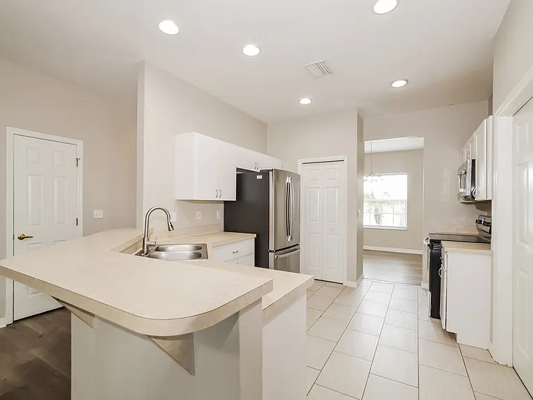 292 Cloverdale Rd — Photo 6