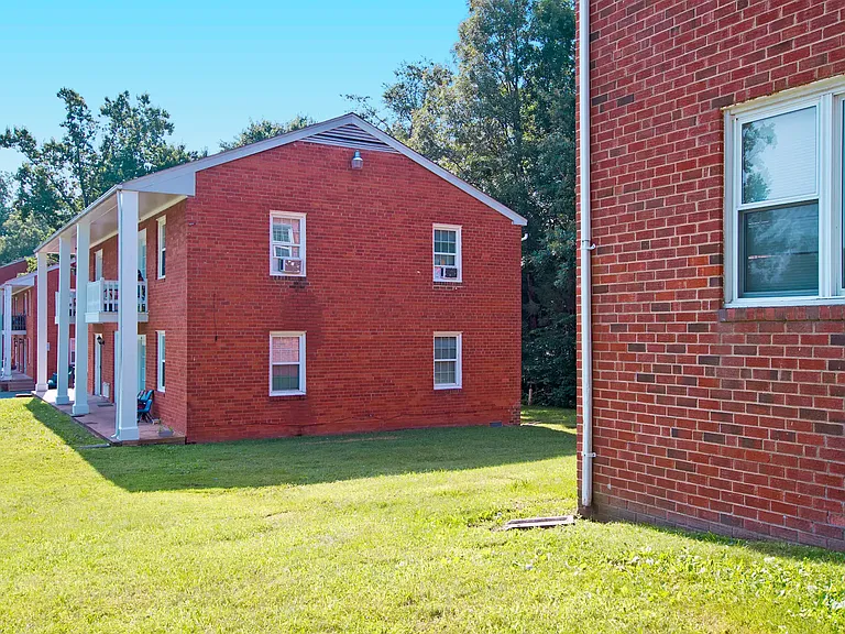 Columns Apartments — Photo 5