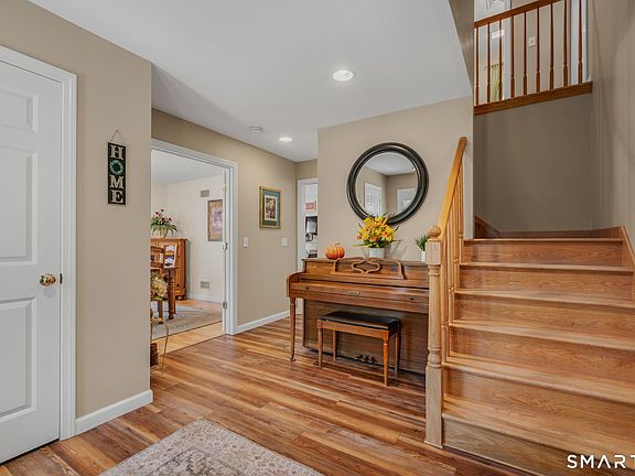 4th image of 367 Mashentuck Road