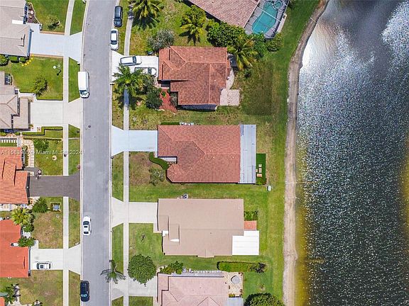 5th image of 8537 Tourmaline Blvd