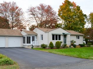 40 Archdale Dr, Warwick, RI 02889