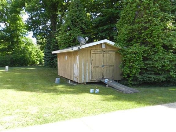 3rd image of 4441 Greenwood Dr