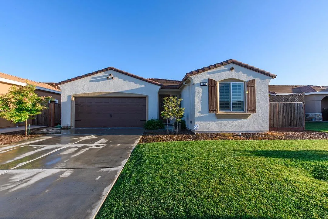 1070 Alba St photo 1