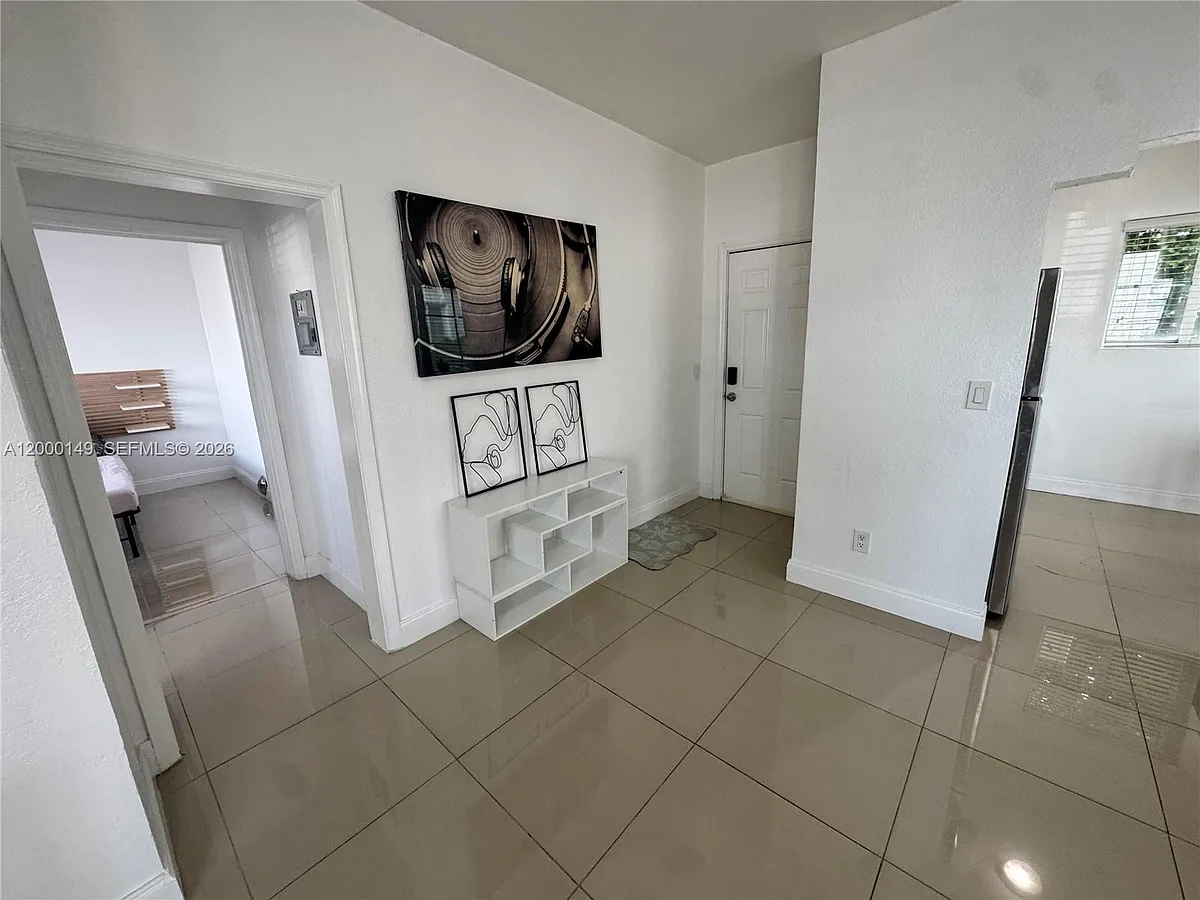 Building Photo - 8415 Harding Ave #9