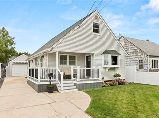 25 Stewart St, Copiague, NY 11726