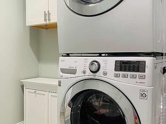 Full size LG W/D upstairs