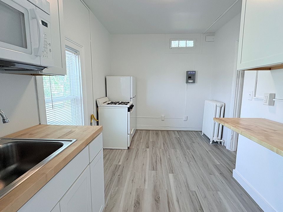 Large Eat-In Kitchen