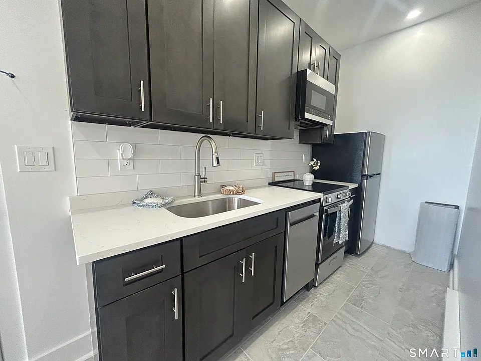 207 Bank St #202
