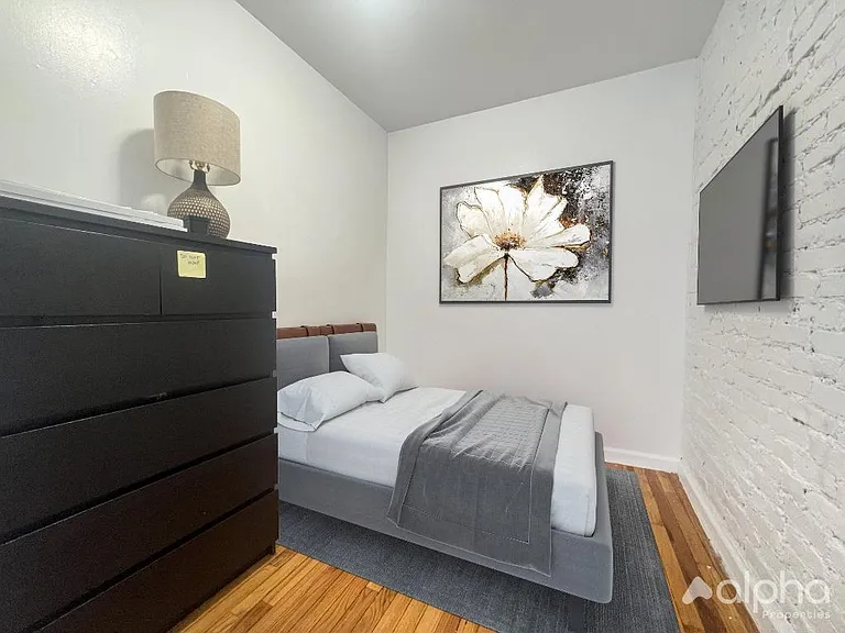 332 E 95th St #20 — Photo 4