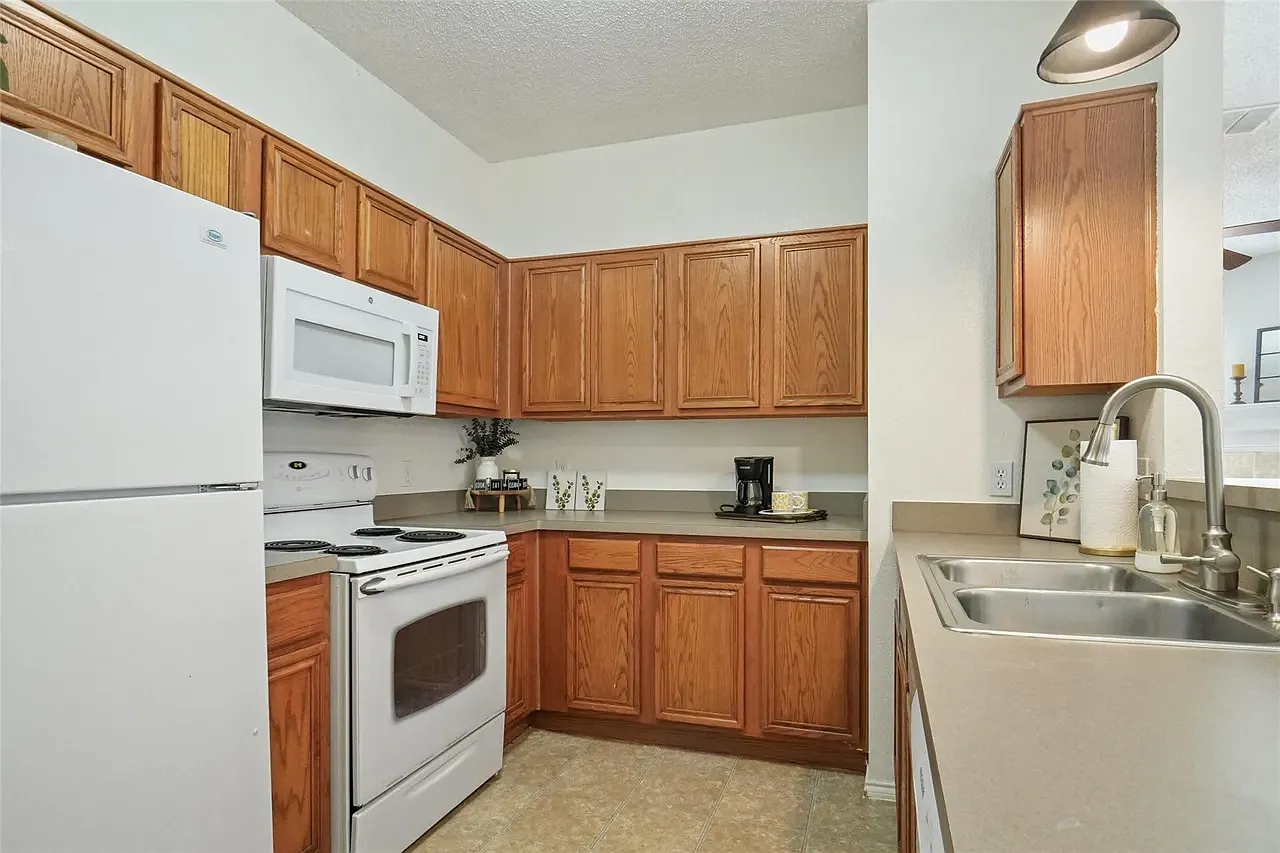 2 bed, 1068 sqft, $1,900 — Photo 3