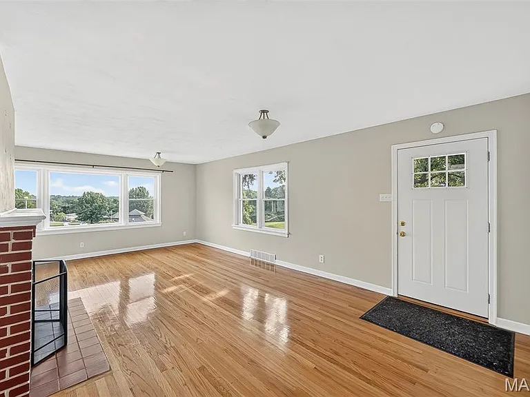105 N Elm St — Photo 4