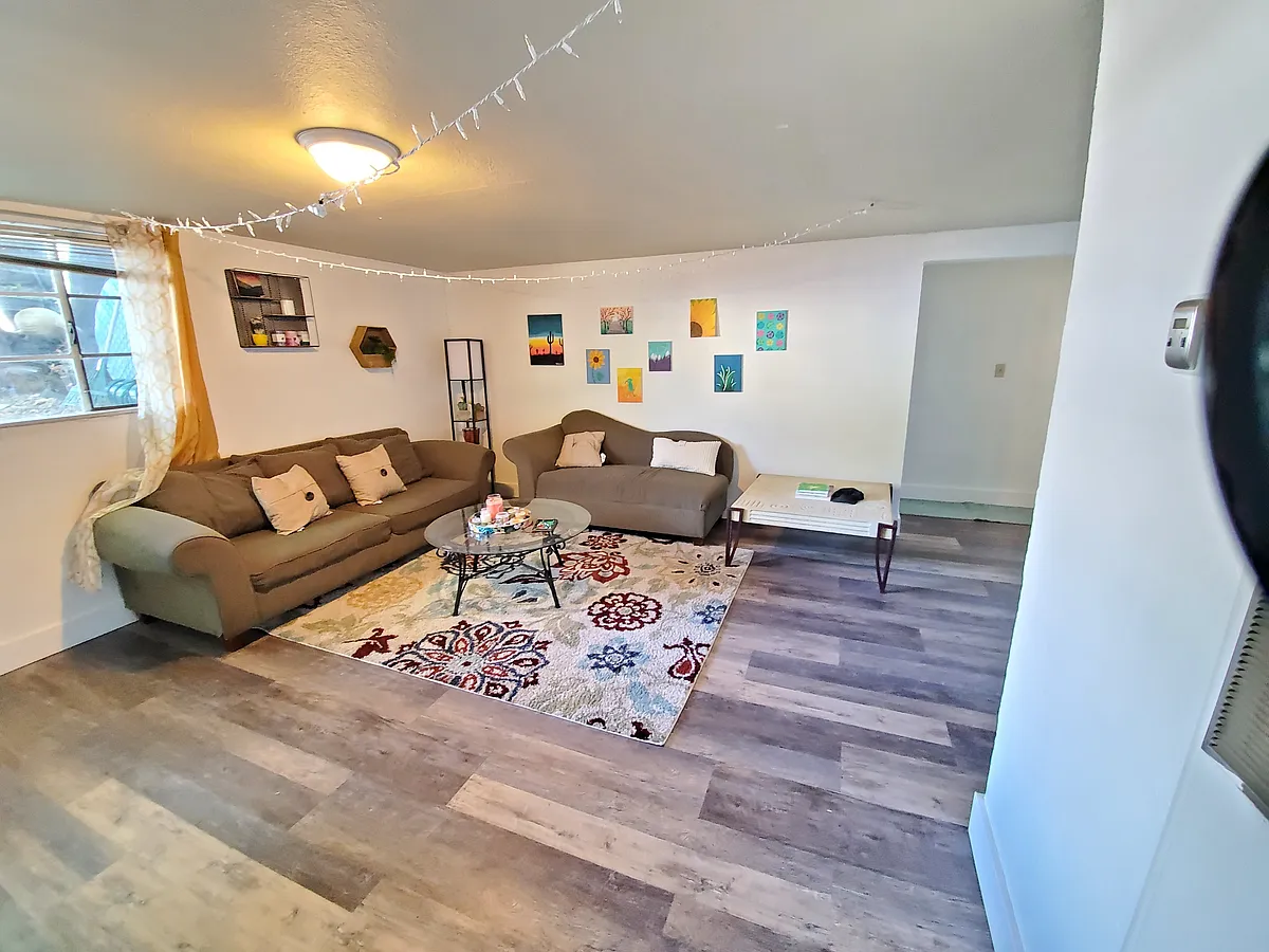 Building Photo - 119 E Plum St #119