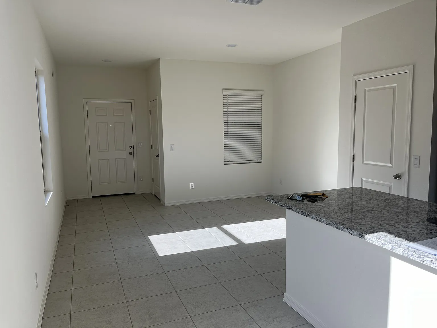 3 bed, 1402 sqft, $2,200 — Photo 4