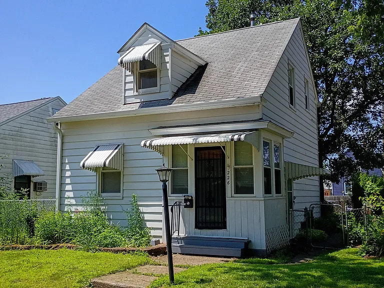 226 S Thornwood Ave — Photo 1