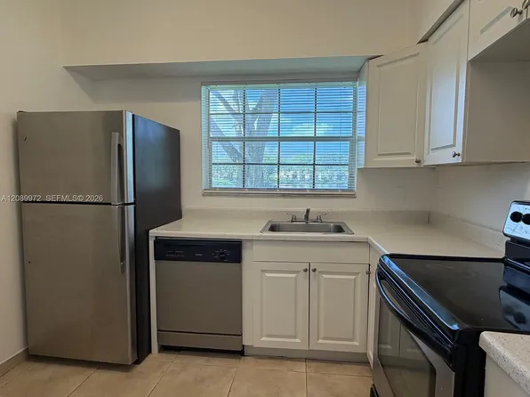 641 Cypress Lake Blvd #J18, Pompano Beach, FL 33064