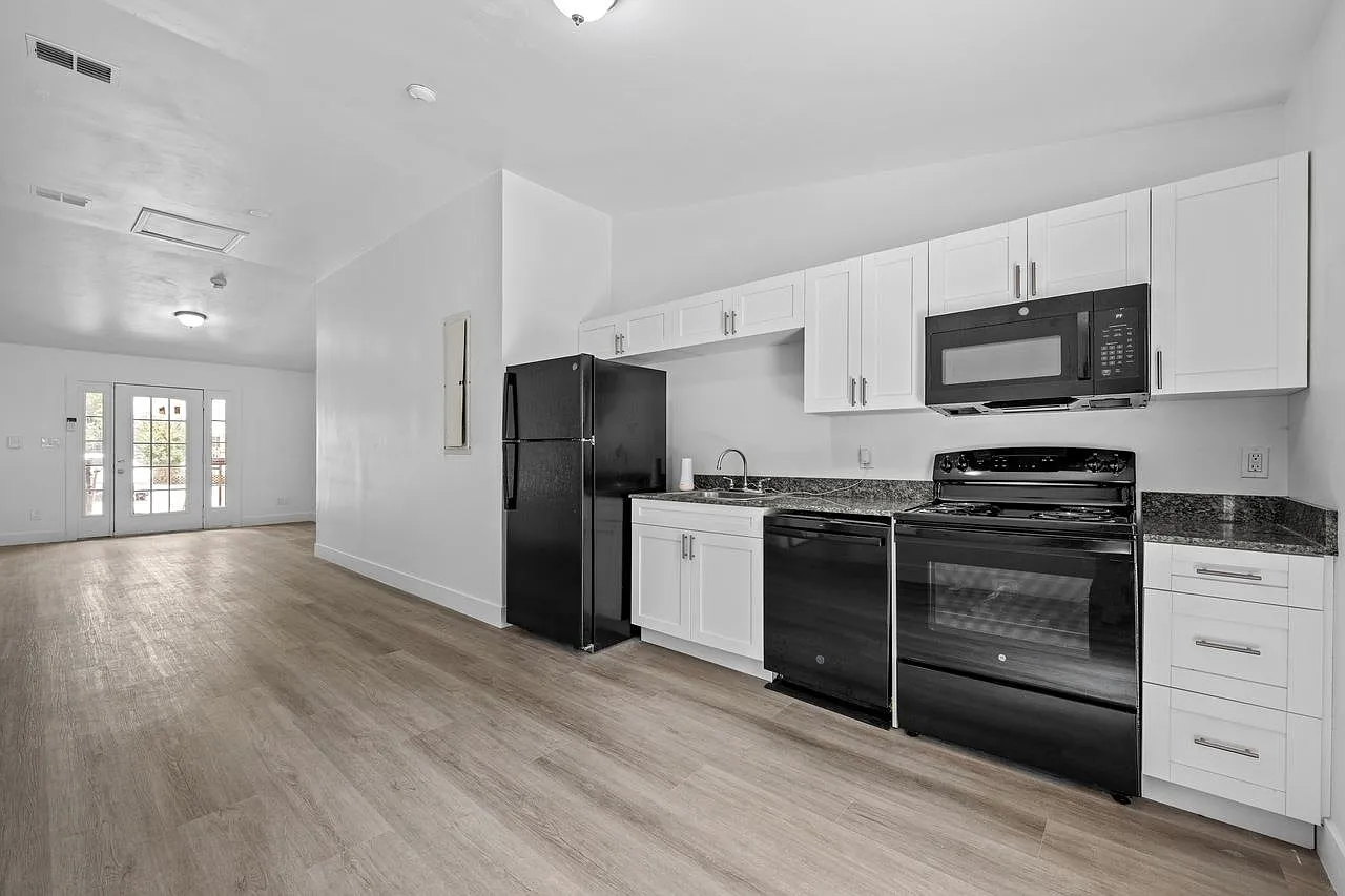 2 bed, 1000 sqft, $1,200 — Photo 1