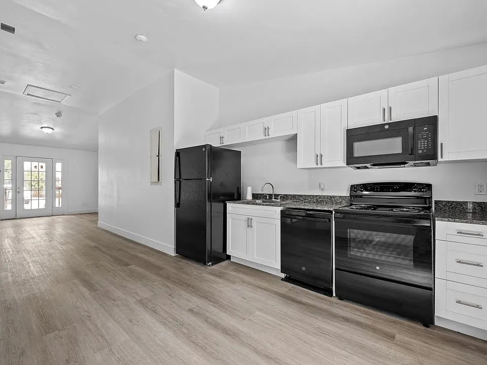 2262 Magnolia Cir