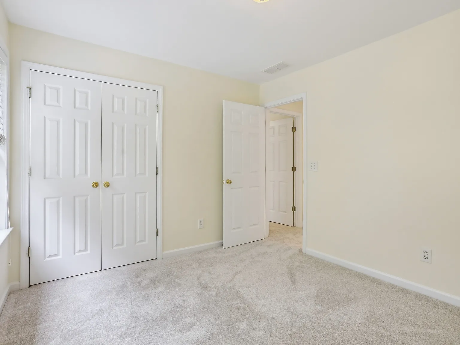 3 bed, 2.5 bath, 1983 sqft, $850 — Photo 3