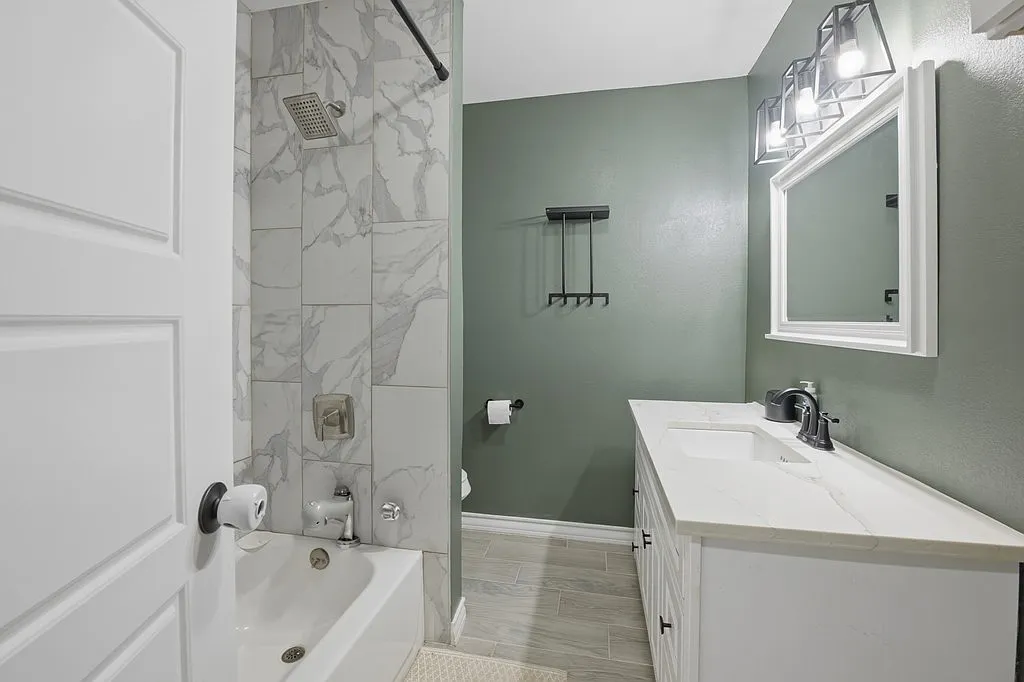 3 bed, 2.0 bath, 1467 sqft, $2,400 — Photo 4