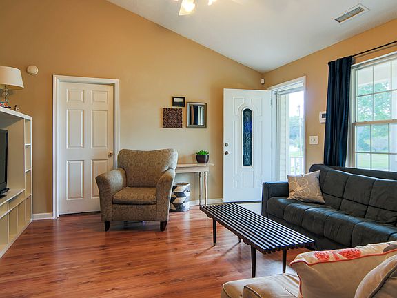 3rd image of 702 Windbirch Trl