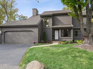 450 Woodview Rd, Lake Barrington, IL 60010