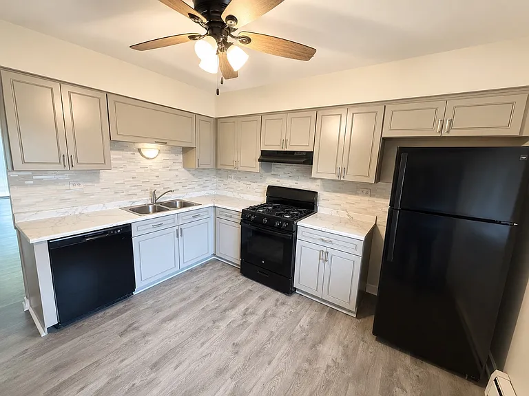 7809 Woodward Ave — Photo 2